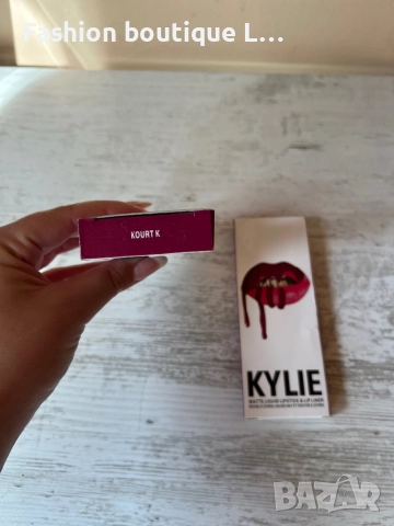 Нов комплект матово червило + молив тъмно лилав цвят на марката KYLIE с аромат на шоколад , снимка 4 - Декоративна козметика - 52119929