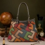 Дамска чанта с многоцветен дизайн – простор, организация и стил в едно, снимка 9