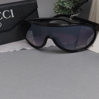 слънчеви очила с кутия на марката и кърпичка на едро , снимка 2 - Слънчеви и диоптрични очила - 45042082