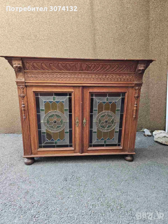 Шкаф с дърворезба и цветен витраж, снимка 1