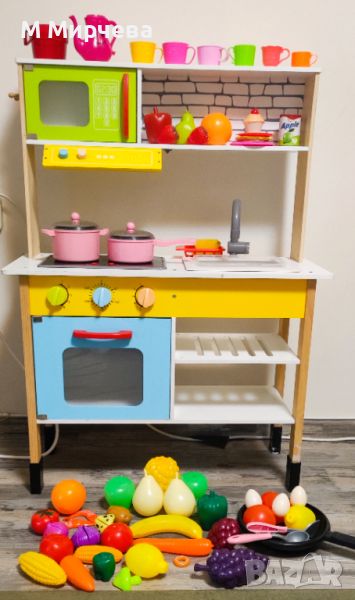 Детска дървена реалистична кухня с лот играчки, снимка 1