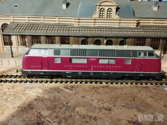 Дизелов локомотив Roco V200 HO 1/87, снимка 3 - Колекции - 53437137