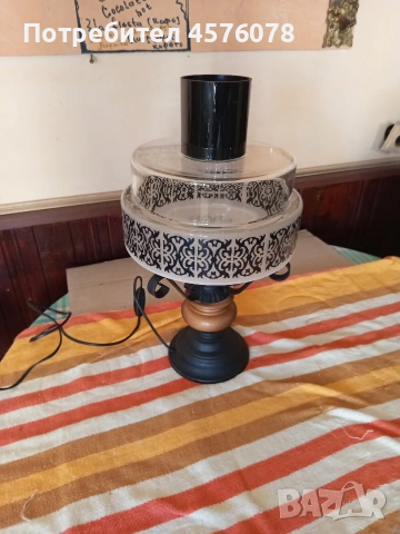 нощна лампа с масивен стъклен абажур