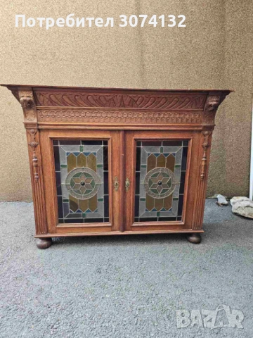 Шкаф с дърворезба и цветен витраж