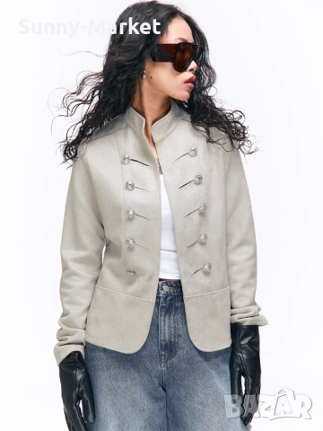 Дамско бежово сако с декоративни копчета