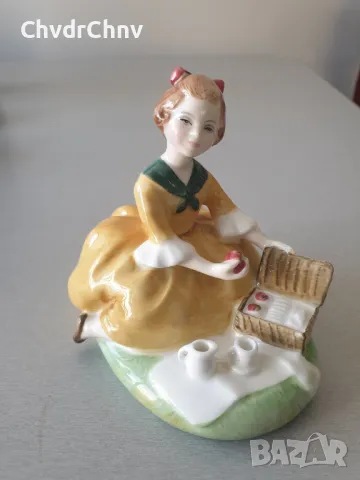 Колекционерска стара английска порцеланова фигурка Royal Doulton Picnic/1964 статуетка 9см, снимка 1 - Колекции - 46957083