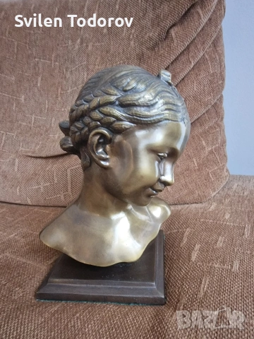 Бронзов бюст на момиче