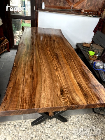 Дървен материал от орех . Масата на снимките е от същият орех