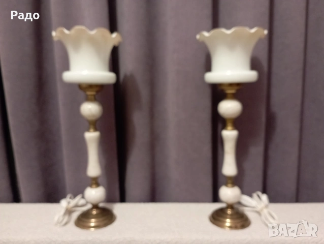 Комплект от две мраморни лампи с бели стъклени абажури
