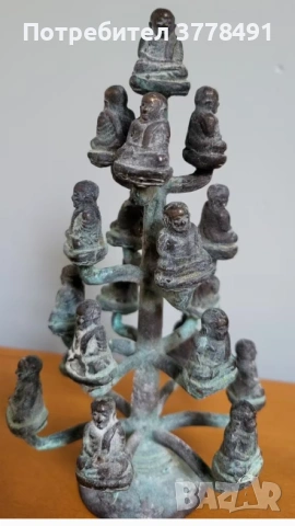 Красиви седнали статуи на Буда за медитация (дърво Бодхи)