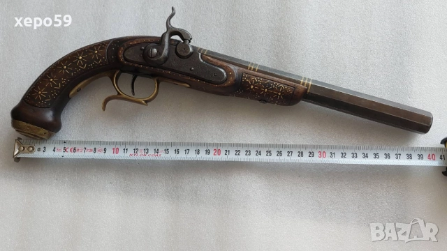 Капсулен пищов в отлично състояние-гравирана цев и златни набивки ,револвер, ятаган,сабя,щик