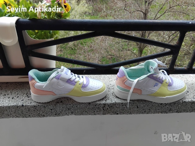 Оргинални дамски маратонки Fila , снимка 2 - Маратонки - 54078216