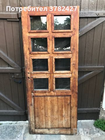 Масивна врата с прозорчета