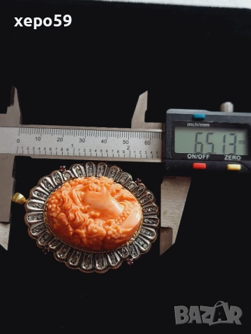 Прекрасен стар златен медальон с огромна коралова камея и 64 диаманта,злато 18к., снимка 5 - Колиета, медальони, синджири - 53961888