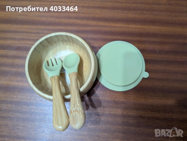 Бамбукова купичка с противоплъзгаща подложка, включваща вилица и лъжица. 
