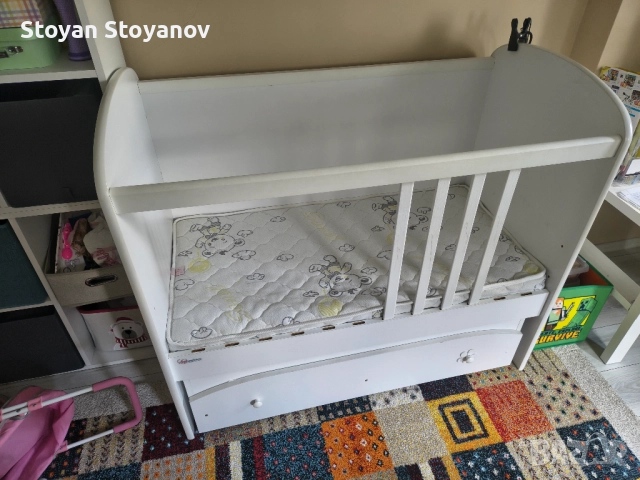 Бяла дървена бебешка кошара + матрак