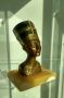 Метална статуетка на египетската кралица Нефертити. Детайлен бюст върху камък. 