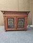 Шкаф с дърворезба и цветен витраж, снимка 1