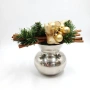 Декорация, включваща елхови клонки, канелени пръчки и златни топки във ваза, снимка 1