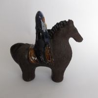 Керамична фигура Викинг на кон, шведска керамика, маркирана за произход, снимка 2 - Статуетки - 45784221