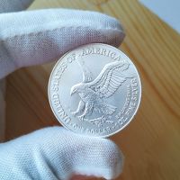 Оригинална сребърна монета American Eagle 2023 инвестиционна 1 тройунция, снимка 2 - Колиета, медальони, синджири - 45425730