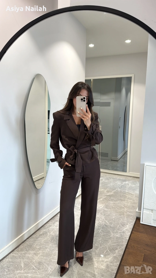 Дамски кафяв костюм от две части – сако с колан и панталон, снимка 1