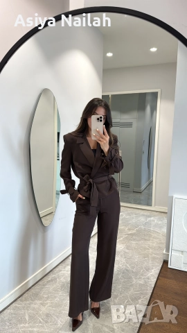 Дамски кафяв костюм от две части – сако с колан и панталон