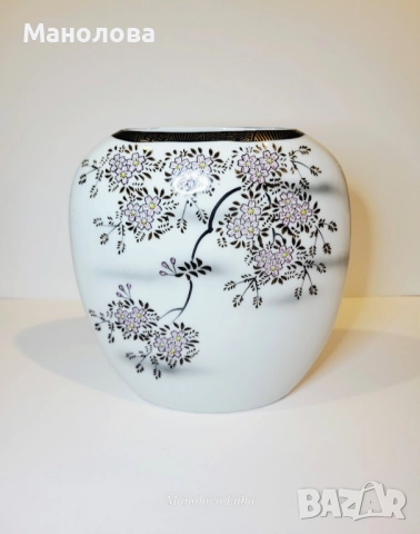 Японски порцеланови ваза и джинджифилов буркан с основен мотив Sakura 