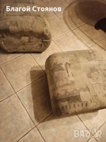 Продавам два броя табуретки 