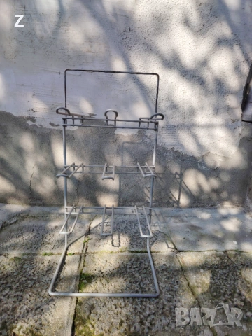 Малък сив стелаж с куки