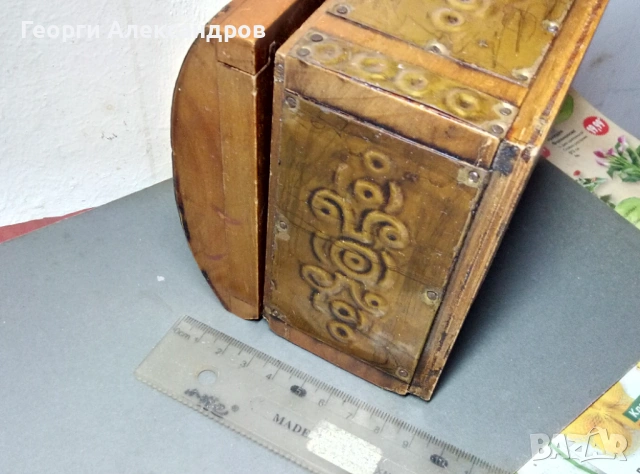 Стара ДЪРВЕНА КУТИЯ за БИЖУТА Тип РАКЛА с КРАСИВ МЕДЕН ОБКОВ, снимка 7 - Антикварни и старинни предмети - 54223102