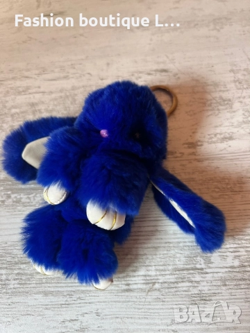 Тъмно синьо пухено зайче с халка за закачане на ключове или чанта 💙