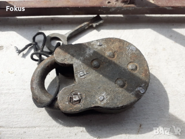 Стар кован катинар кофар катанец с ключ маркировки 4, снимка 2 - Антикварни и старинни предмети - 53685612