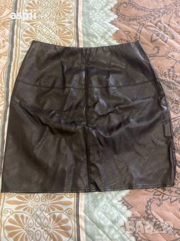 Дамска кожена пола с цип, снимка 1 - Поли - 46459606