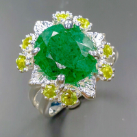 Сребърен пръстен със зелен берил/смарагд размер на камъка 5карата, 14x12мм, тегло на пръстена 8.4гр., снимка 1 - Пръстени - 45025384