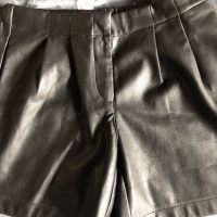 Кожено яке на Зара ново ,пола ,къси панталони ,два топа и тениска на Guess , снимка 2 - Детски комплекти - 45003167