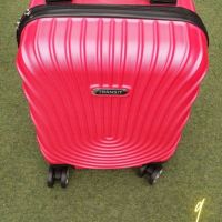 Стилен куфар с колелца за ръчен багаж с твърдо покритие 40/30/20см, снимка 3 - Куфари - 45753064