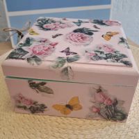 Ръчно изработена кутия голяма за бижута с декупаж с рози и пеперуди отвън пастелно розова , снимка 5 - Декорация за дома - 45467539