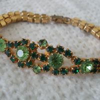 Красива гривна Зелени камъни, снимка 1 - Колекции - 45781488