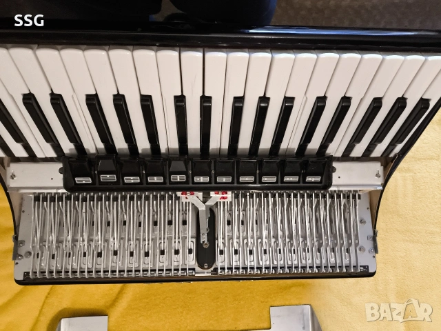 Акордеон Weltmeiser Consona 120 баса., снимка 4 - Акордеони - 54021376