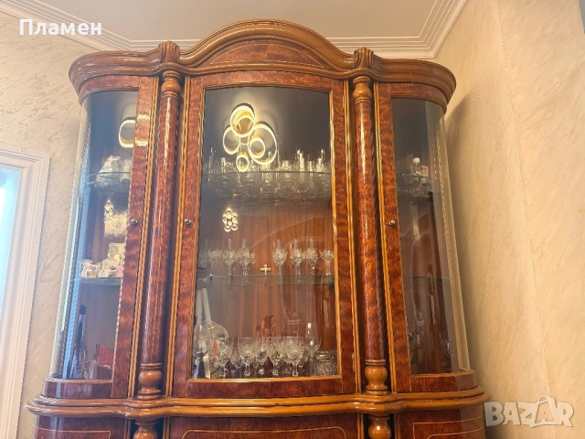 Продавам стилна витрина / бюфет от масивно дърво с елегантен класически дизайн., снимка 4 - Секции и витрини - 54210930