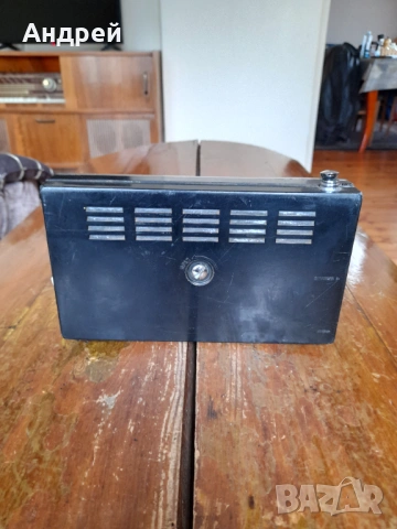 Старо радио,радиоприемник Standard SR-H105, снимка 3 - Антикварни и старинни предмети - 54057543