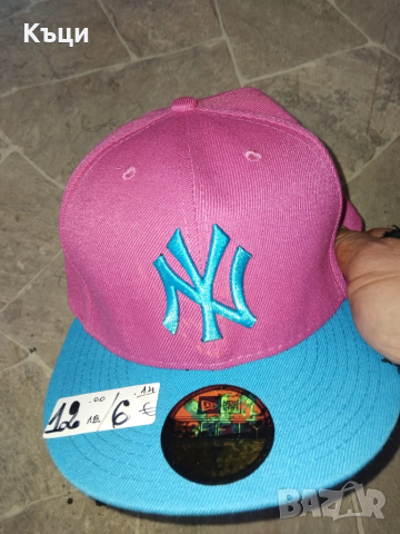 Шапка с права козирка.