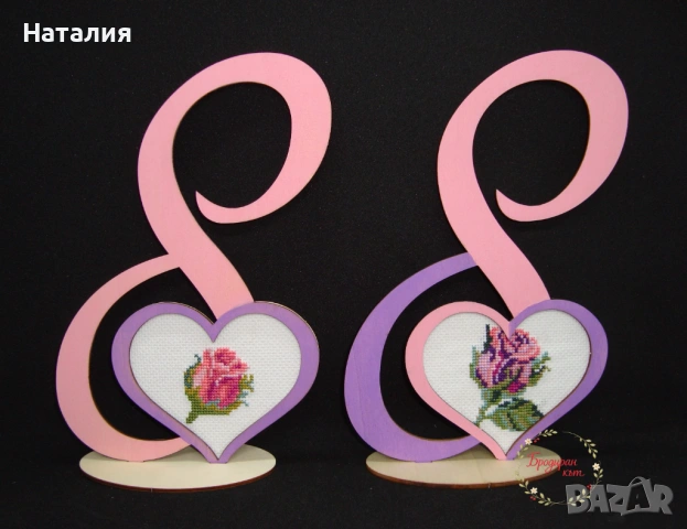 Ръчно оцветени сувенири и бродирани картички и магнити за 8 март