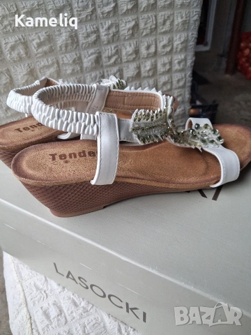 Елегантни бели сандали с камъни - Tendenz Comfort, снимка 2 - Сандали - 54032717