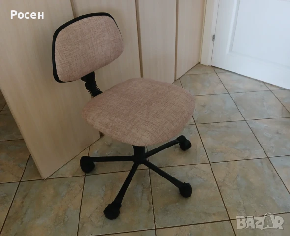 Продавам детски стол за бюро