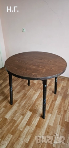 Кръгла дървена маса