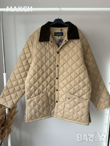 Чудесно топло олекотено ватирано дълго яке с джобове, капси, мини странични цепки и ефектна яка в бе