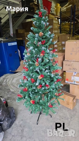 Коледна елха с червени плодчета и шишарки, снимка 3 - Декорация за дома - 52387474