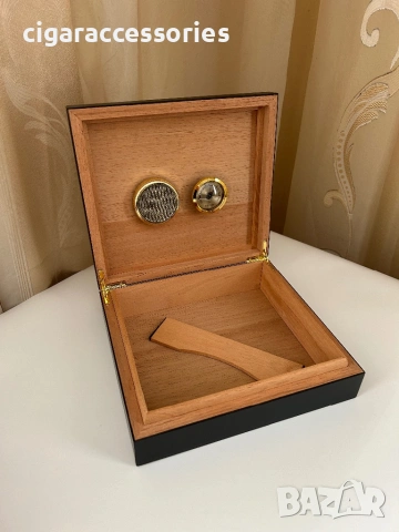 Хумидор за 30 пури – кедрово дърво, хигрометър и овлажнител, снимка 2 - Табакери - 54088137